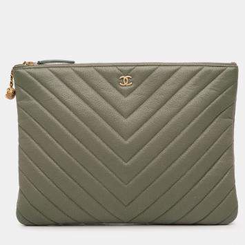 Pre Owned Chanel Green Medium Chevron Caviar Ancient Greek Charms O Case Clutch