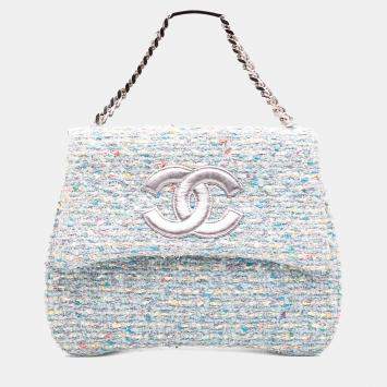 مملوكة مسبقًا حقيبة شانيل زرقاء من قماش سيتش أزرق مع رفرف CC وقصاصات الورق