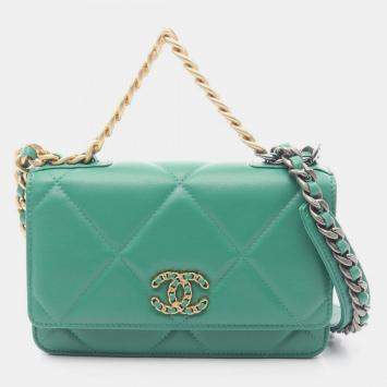 Pre Owned Chanel 19 Disneuf Matelasse Shoulder Bag In Lambskin Green