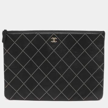 مملوكة مسبقًا Chanel O Case Large Black Quilted Leather Clutch