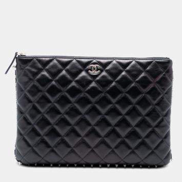 مملوكة مسبقًا Chanel Black Medium Quilted Lambskin Pearl O Case Clutch