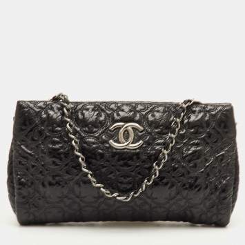 مملوكة مسبقًا Chanel CC Black Patent Leather Camellia Flower Chain Pochette Bag