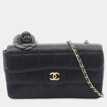 مملوكة مسبقًا Chanel Black Mini Choco Bar Quilted Satin Camellia Flap