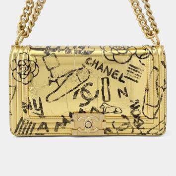 مملوكة مسبقًا حقيبة كتف بسلسلة شانيل بوي جلد منقوش بشعار "كوكو"