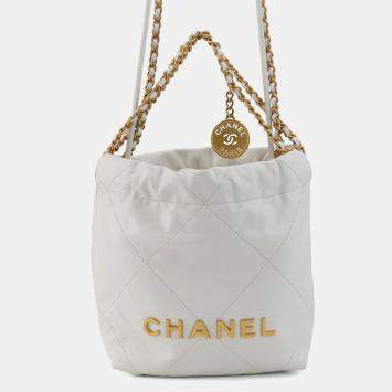 مملوكة مسبقًا Chanel 22 Mini Handbag With Coco Mark Shiny Calfskin Leather White