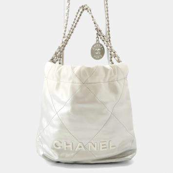 مملوكة مسبقًا Chanel 22 Mini Handbag With Coco Mark Shiny Calfskin Leather White