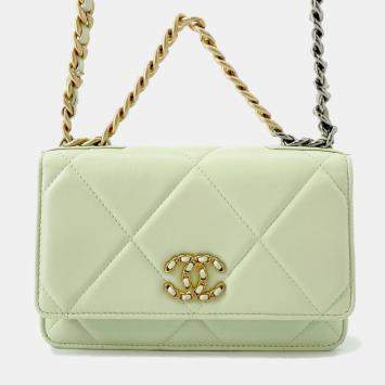 مملوكة مسبقًا Chanel Chain Wallet With Coco Mark Matelasse 19 Quilted Lambskin