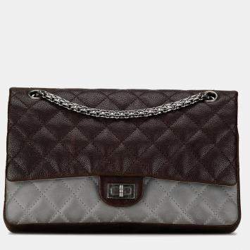 مملوكة مسبقًا حقيبة شانيال بنية من جلد الكافيار والعجل المتلألئ رفرف مزدوج 2.55 موديل 226