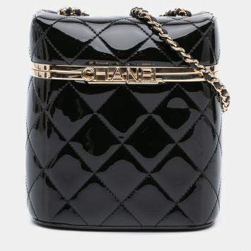 مملوكة مسبقًا Chanel Black Quilted Patent Logo Chain Vanity Case