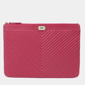 مملوكة مسبقًا Chanel Boy Chevron New Medium Red Lambskin Leather Clutch