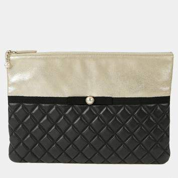 مملوكة مسبقًا Chanel Black Leather Pearl-Embellished Clutch