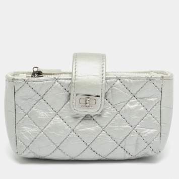 مملوكة مسبقًا Chanel CC O Silver Quilted Leather Phone Pouch