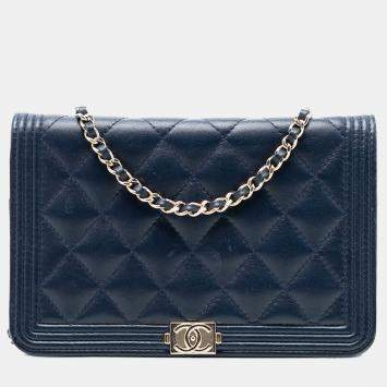 مملوكة مسبقًا Chanel Blue Quilted Lambskin Boy Wallet On Chain