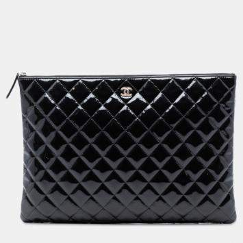 مملوكة مسبقًا Chanel Black Large Quilted Patent O Case Clutch