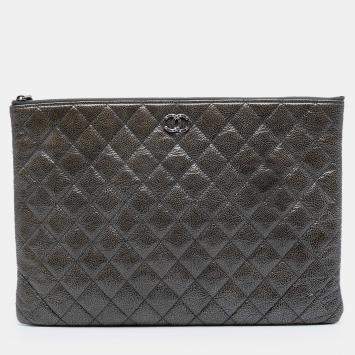 مملوكة مسبقًا Chanel Large Crinkled Patent O Case Clutch