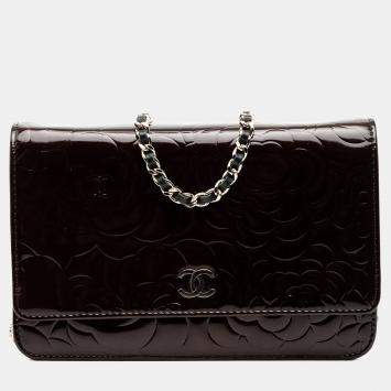 مملوكة مسبقًا محفظة شانييل بُني منقوشة CC وثعبان كامليا على سلسلة