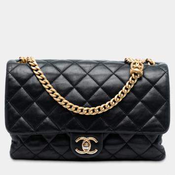 مملوكة مسبقًا حقيبة شانيل سوداء متوسطة مبطنة من جلد الخروف بغطاء طويل فردي