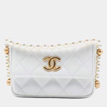 Pre Owned حامل بطاقات شانيل أبيض مبطن بجلد الحمل اللؤلؤ على سلسلة