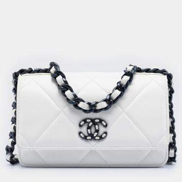 مملوكة مسبقًا Chanel White Quilted Lambskin 19 Wallet on Chain
