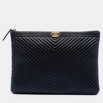 Pre Owned حقيبة كلتش شانيل بوي جلد لامبسكين شيفرون سوداء متوسطة الحجم