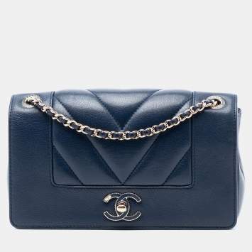 مملوكة مسبقًا Chanel Blue Mini Quilted Chevron Sheepskin Mademoiselle Vintage Flap
