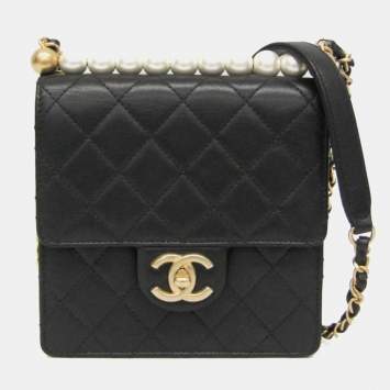 مملوكة مسبقًا Chanel Matelasse Chain Shoulder Bag Leather Artificial Pearl Shoulder Bag Black