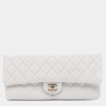 مملوكة مسبقًا Chanel White Quilted Caviar East West Flap Clutch