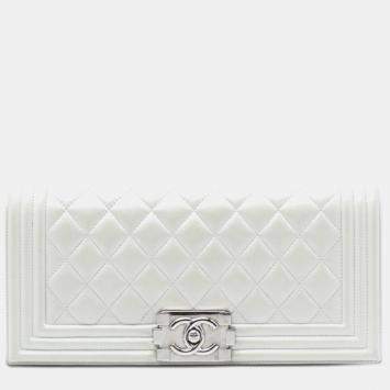 مملوكة مسبقًا Chanel White Quilted Lambskin Boy Flap Clutch