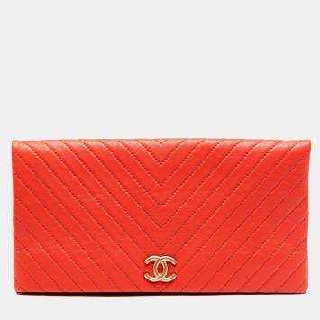 مملوكة مسبقًا حقيبة كلتش شانيل "CC" شيفرون جلد حمل صغير برتقالي قابل للطي