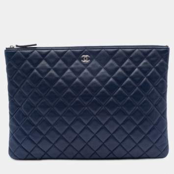 مملوكة مسبقًا Chanel Blue Large Quilted Lambskin O Case Clutch