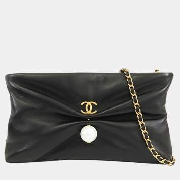 مملوكة مسبقًا Chanel Black Shiny Lambskin Pearl Clutch With Chain