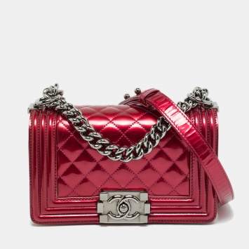 مملوكة مسبقًا حقيبة شانيل بوي قلاب جلد لامع مبطن بنفسجية صغيرة