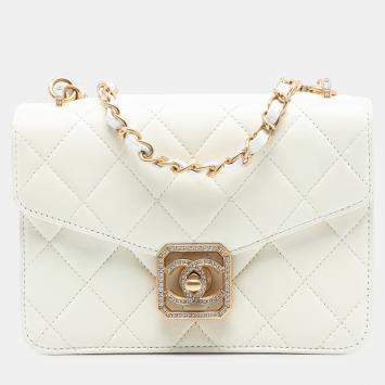 مملوكة مسبقًا حقيبة شانيل جلد حمل أبيض مبطن كريستال هندسي CC فريم فلاب