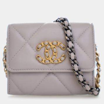مملوكة مسبقًا Chanel Grey Quilted Lambskin 19 Flap Coin Purse With Chain