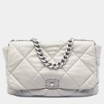 مملوكة مسبقًا Chanel Maxi Lambskin 19 Flap