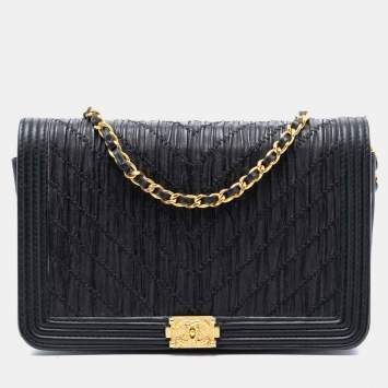 مملوكة مسبقًا Chanel Black Pleated Crumpled Chevron Calfskin Le Boy Wallet On Chain