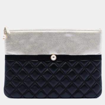 مملوكة مسبقًا Chanel Black White Medium Quilted Lambskin and Metallic Calfskin Pearl O Case Clutch