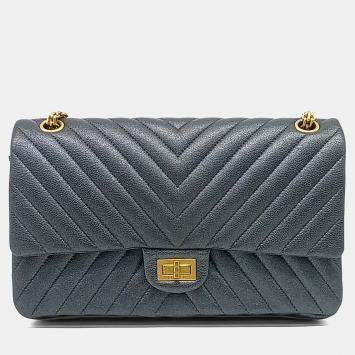 Pre Owned حقيبة شانيل جلد رمادي شيفرون 2.55 مقاس 28