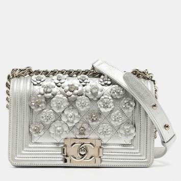 مملوكة مسبقًا Chanel Silver Quilted Leather Small Camellia Applique Boy Flap Bag