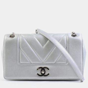 Pre Owned Chanel Silver Metallic Leather Chevron Mademoiselle Vintage Flap Bag