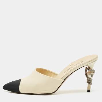 Pre Owned Chanel Cream Canvas and Leather CC Pointed Toe Slide Sandals Size 38