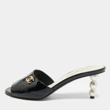 مملوكة مسبقًا Chanel CC Size 39.5 Black Patent Leather Slide Sandals