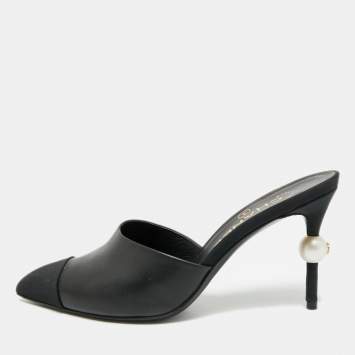 Pre Owned صندل شانيل سي سي كانفاس أسود وجلد بكعب لؤلؤي مقاس 36.5