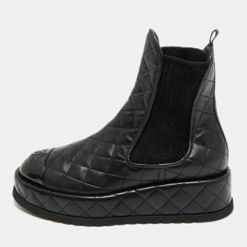 مملوكة مسبقًا حذاء بوت كاحل شانيل جلد مبطن أسود مزين لؤلؤ مزخرف سي سي مقاس 38.5