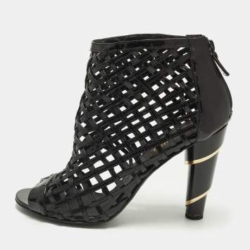 Pre Owned حذاء بوت شانيل جلد لماع أسود قفص بطول الكاحل مقاس 42