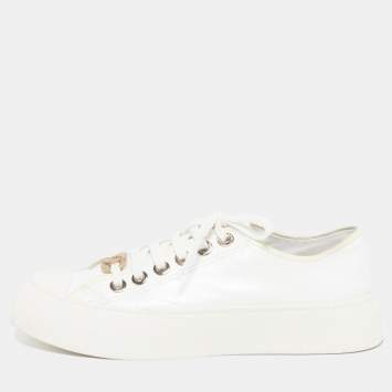 Pre Owned حذاء رياضي شانيل جلد منخفظ من أعلى بمشابك CC مقاس 36