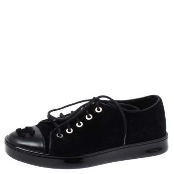 مملوكة مسبقًا Chanel Black Velvet and Leather CC Sneakers Size 35