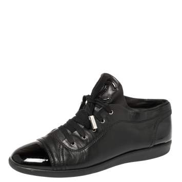 مملوكة مسبقًا Chanel Black Leather and Patent Leather Cap Toe CC Sneakers Size 41