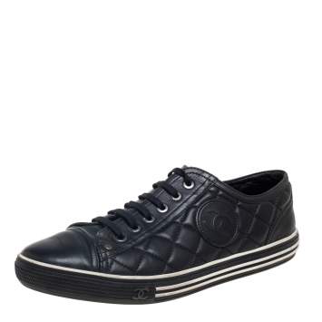 مملوكة مسبقًا Chanel Black Quilted Leather CC Low Top Sneaker Size 39