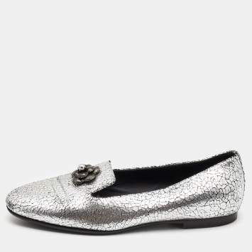Pre Owned Chanel Silver Crackled Leather Interlocking CC Camelia Smoking Slippers Size 37.5